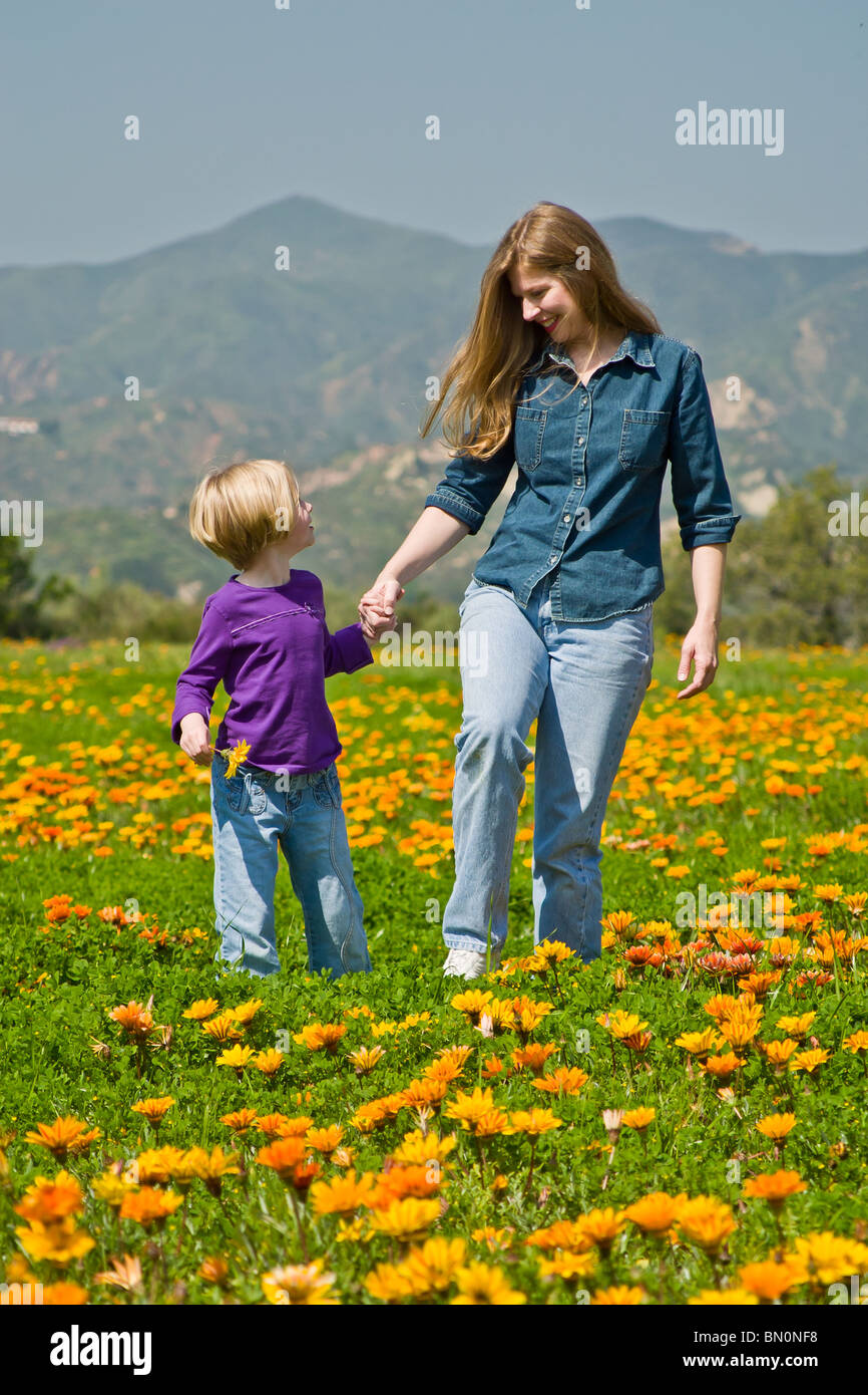 Mère fille marcher main dans la main 35 ans mère et fille de 5 ans les enfants s'amuser Californie États-Unis M. © Myrleen Pearson Banque D'Images