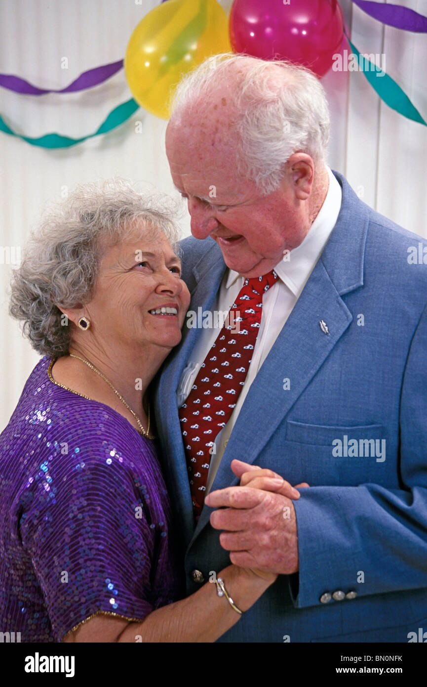 60 à 70 ans, de race blanche ans happy Senior couple célèbrent leur 50e anniversaire de mariage.in home United States MR ©Pearson Myrleen Banque D'Images