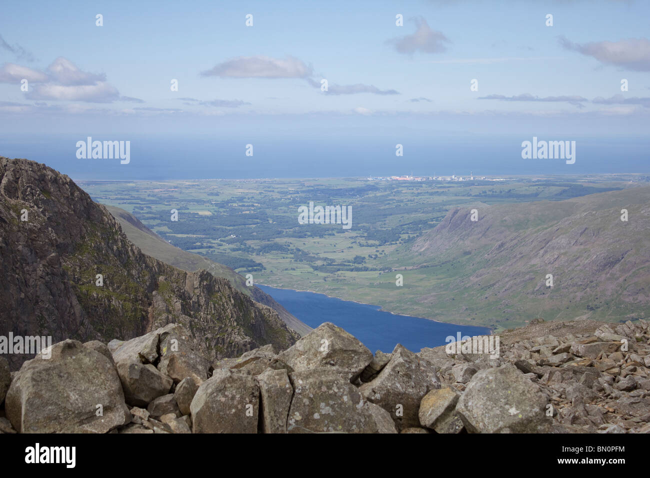 L'échelle de la mer, Mer d'Irlande et de l'eau as Scafell Pike, Lake District, en Angleterre, Banque D'Images