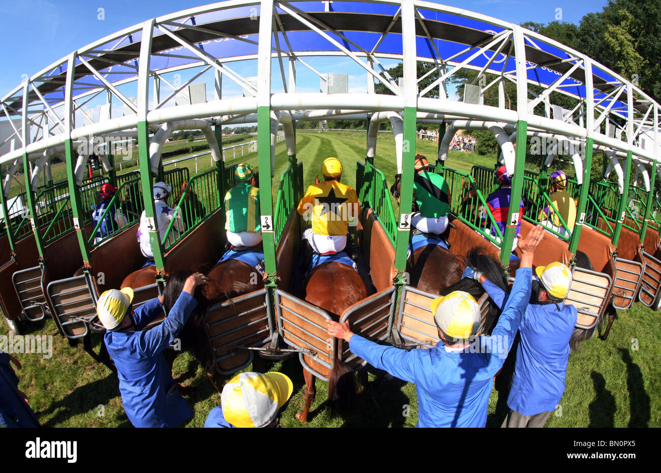 Chevaux et jockeys au départ, Iffezheim, Bade-Wurtemberg Banque D'Images