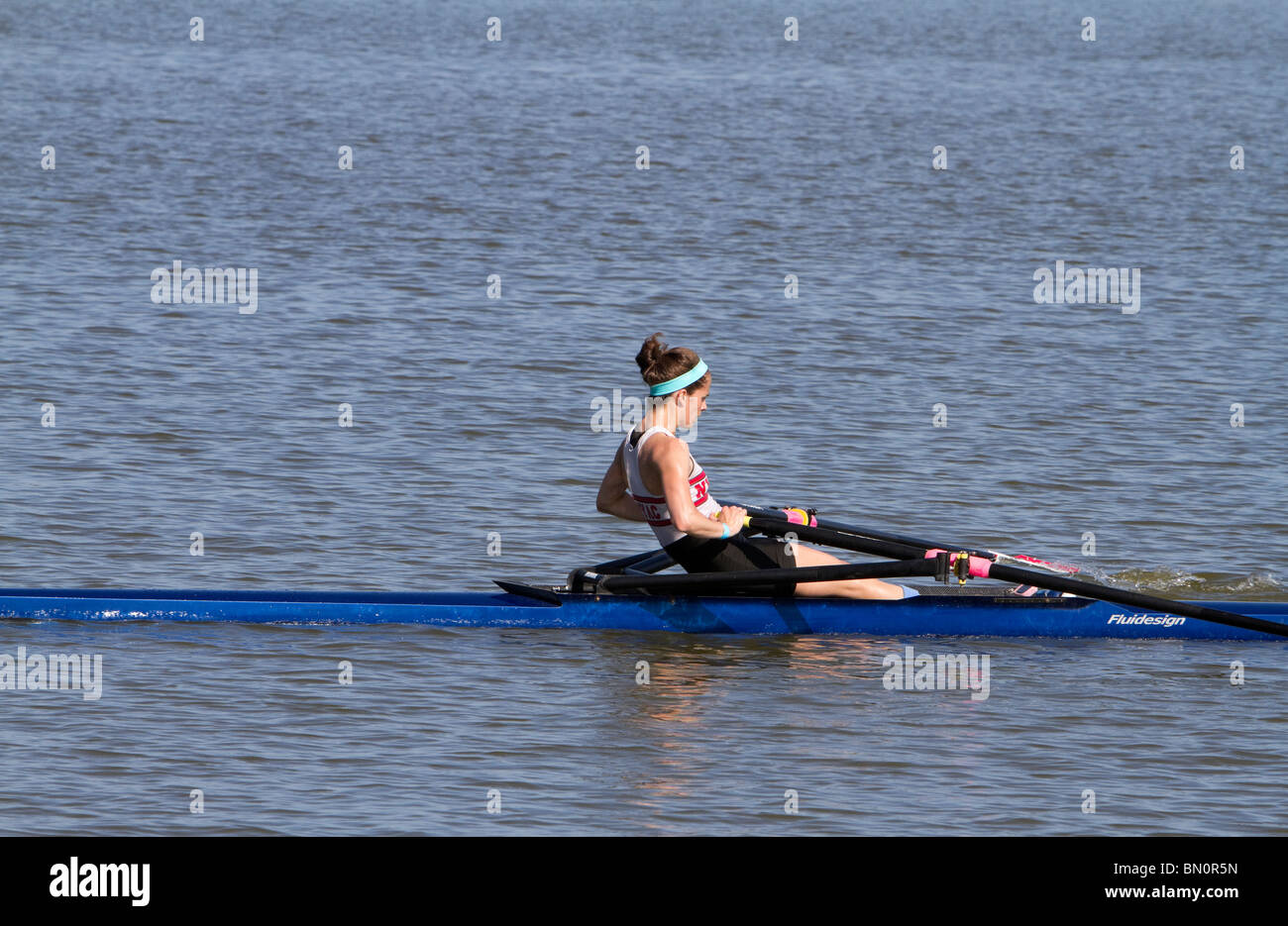 Une jeune femme au rameur d'Aviron régate du championnat national américain de Mercer County Park dans le New Jersey. Lake Mercer. Banque D'Images