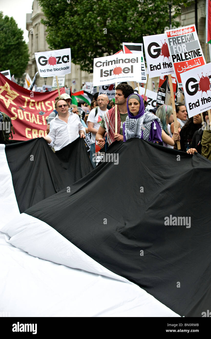 Mars les participants au cours d'une manifestation contre le blocus israélien de Gaza en 2010 Banque D'Images