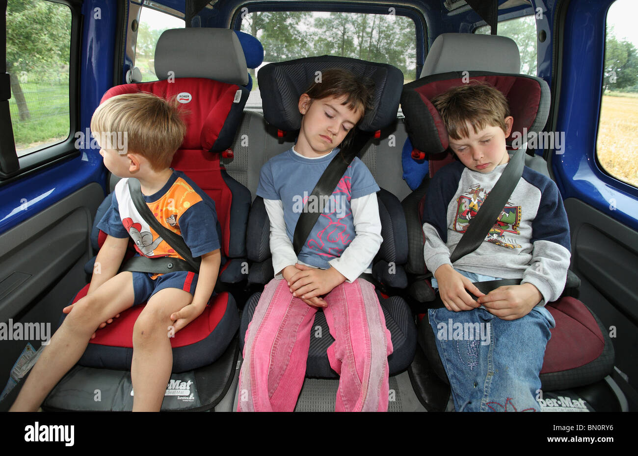 Les enfants dans leur enfant dans une voiture, Werl, Allemagne Banque D'Images