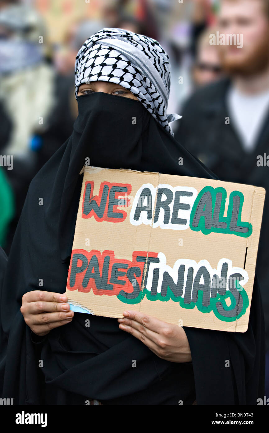 Une jeune femme s'habille de la niqab islamique soutient une plaque fait maison au cours d'une manifestation contre le blocus israélien de Gaza 2010 Banque D'Images
