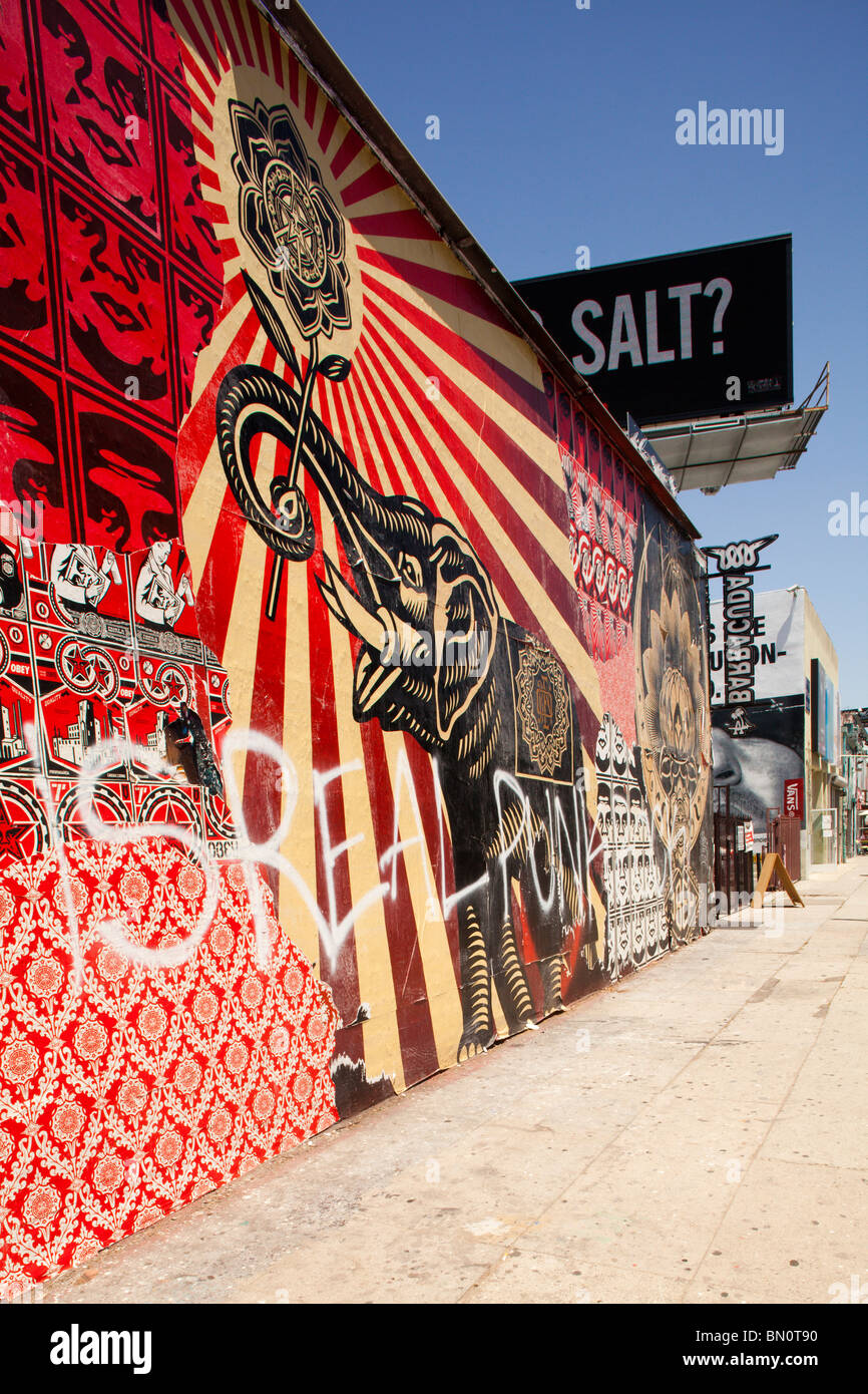 L'Art de la rue, Melrose Avenue, Los Angeles, Californie, États-Unis d'Amérique (l'art de rue avec Shephard Fairey's image d'André le Géant et les références à Banksy) Banque D'Images