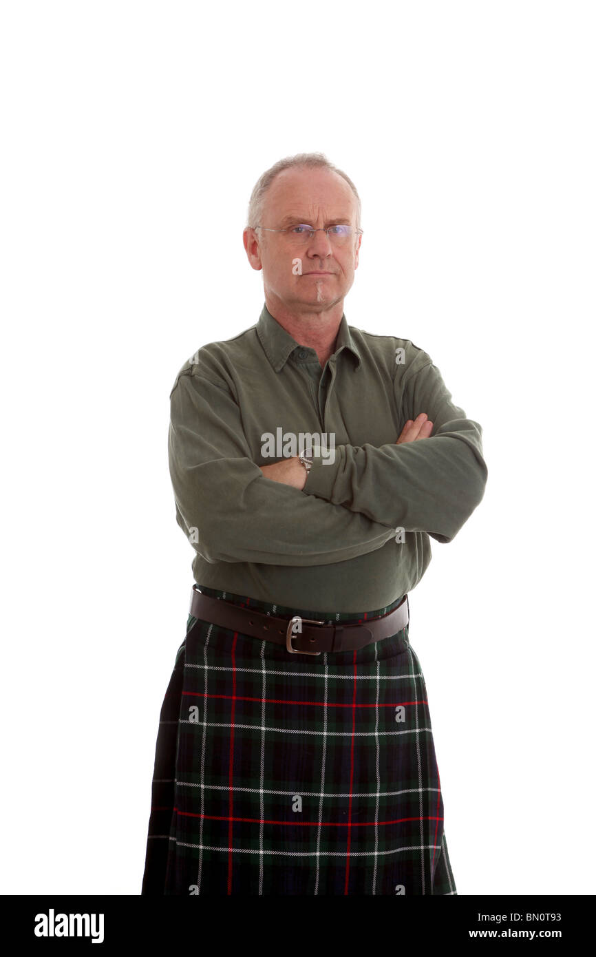 Habillé en passant dans un kilt écossais avec une expression grave Banque D'Images