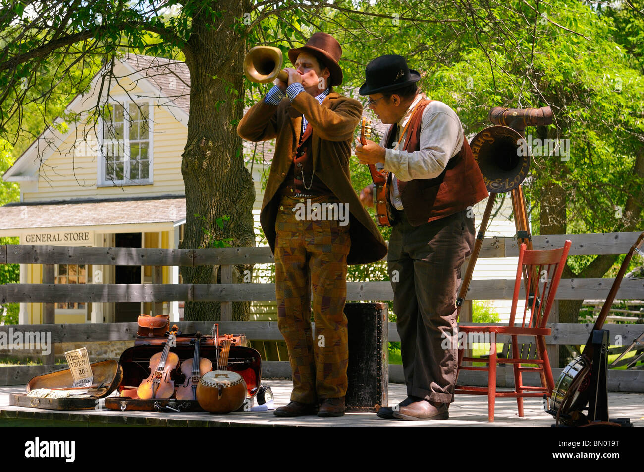 Sur des musiciens qui jouent des instruments de musique anciens à Lang Pioneer Village Keene ontario Banque D'Images