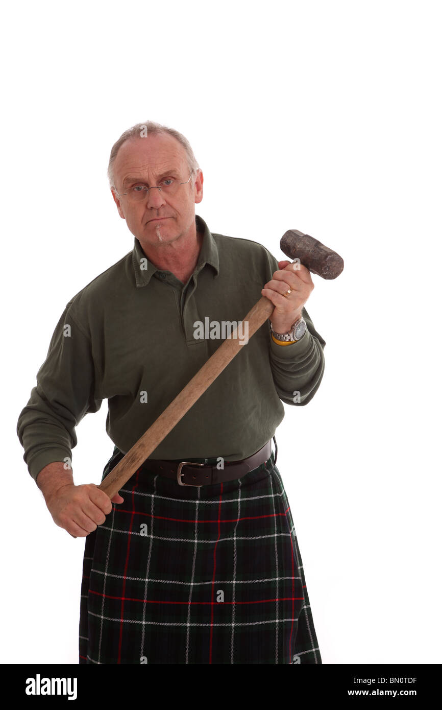 Les cadres supérieurs de travail écossais avec un gros marteau portant un kilt en tartan Mackenzie Banque D'Images