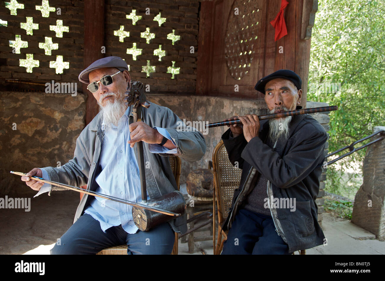 Deux hommes à l'erhu et Dizi ou Shiguzhen flûte chinoise Chine Yunnan Banque D'Images