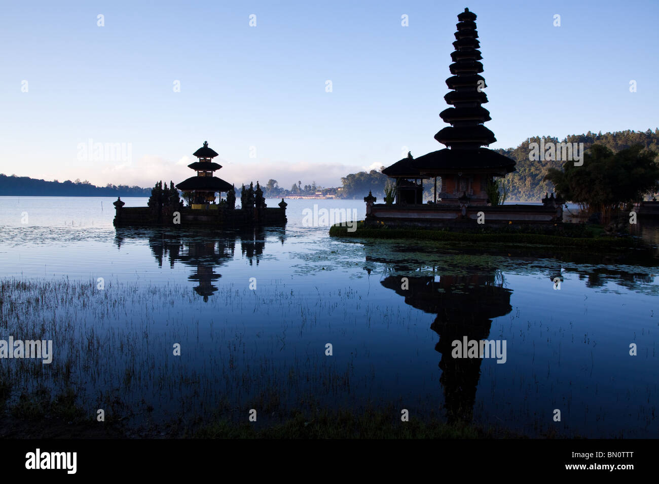Pura Ulun Danu Bratan, ou Pura Bratan est un temple de l'eau à Bali, situé sur le lac Bratan Banque D'Images