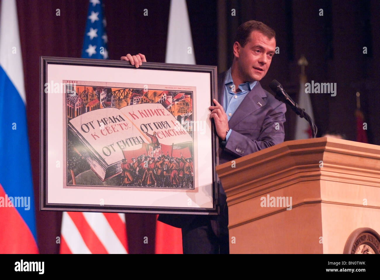 Le Président russe Medvedev tient une affiche soviétique de 1921 qui lui a été présenté par l'ancien secrétaire d'État américain, le riz et Schultz Banque D'Images