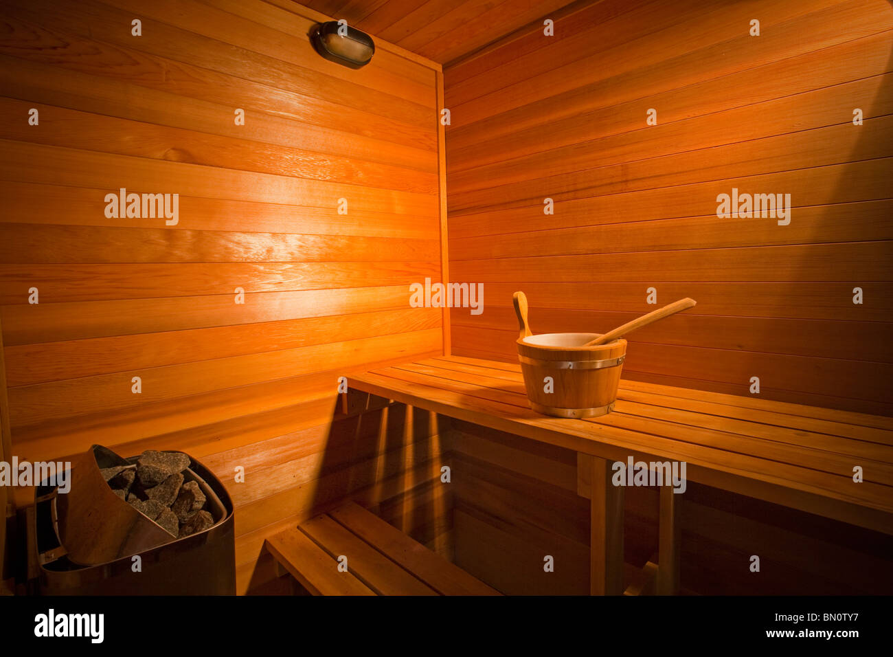 Intérieur d'un sauna en bois Banque D'Images