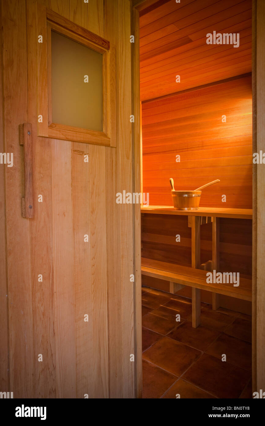 Intérieur d'un sauna en bois Banque D'Images