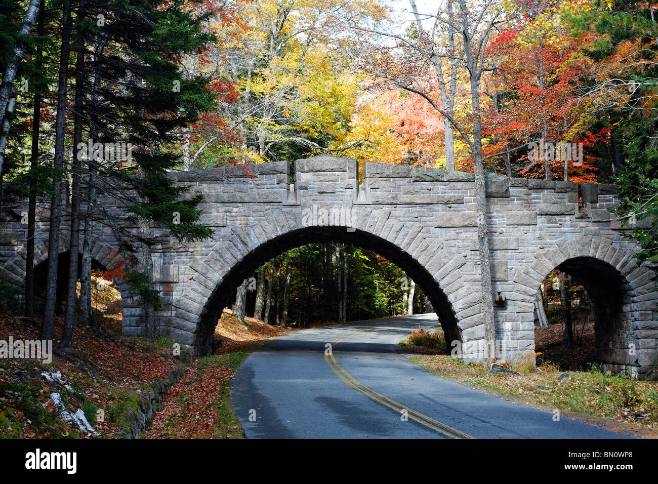 Pont de pierre sur une route, l'Acadia National Park, Maine Banque D'Images