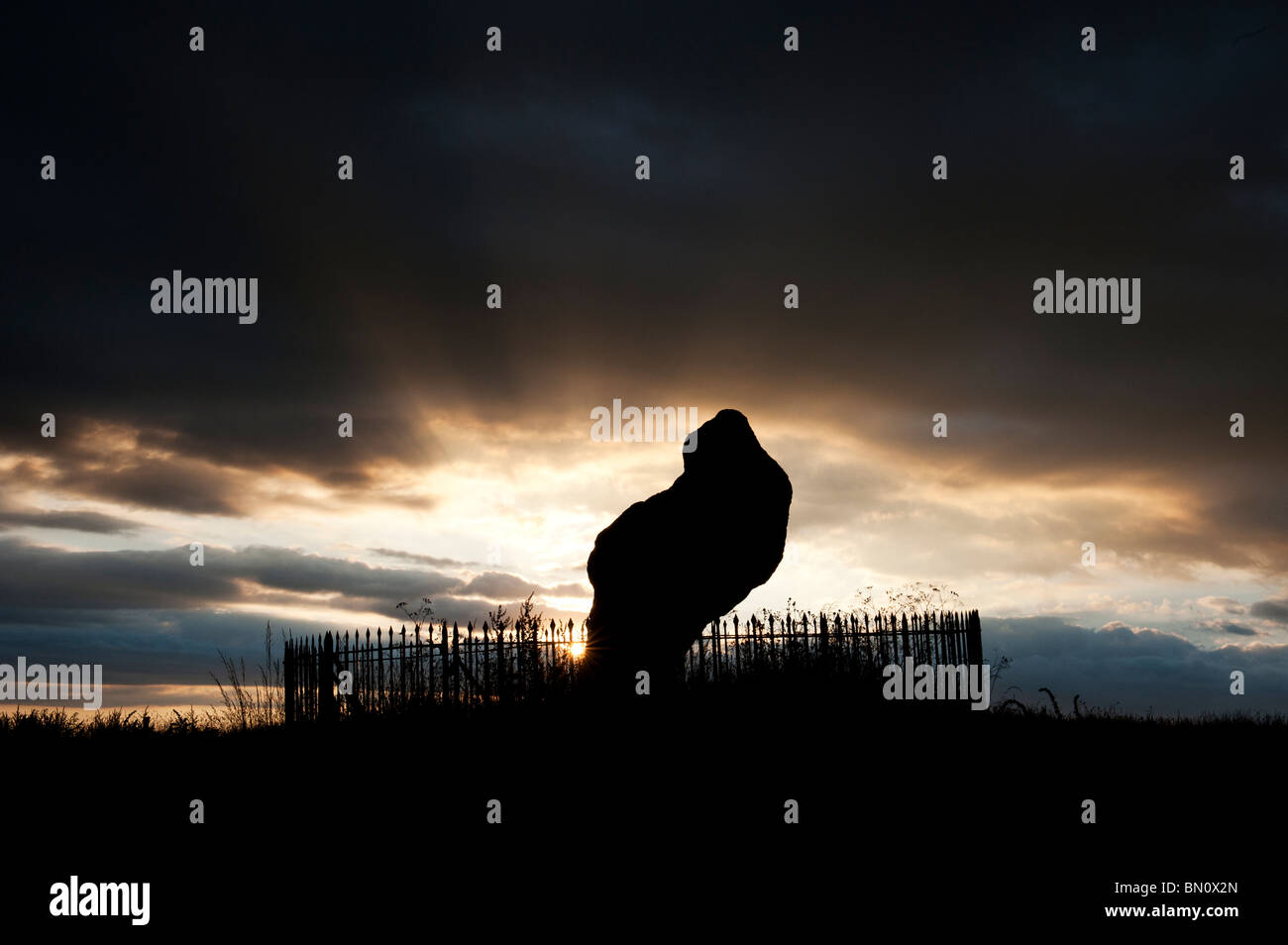 Le Rollright stones, le roi Pierre, Oxfordshire, Angleterre. Silhouette Banque D'Images