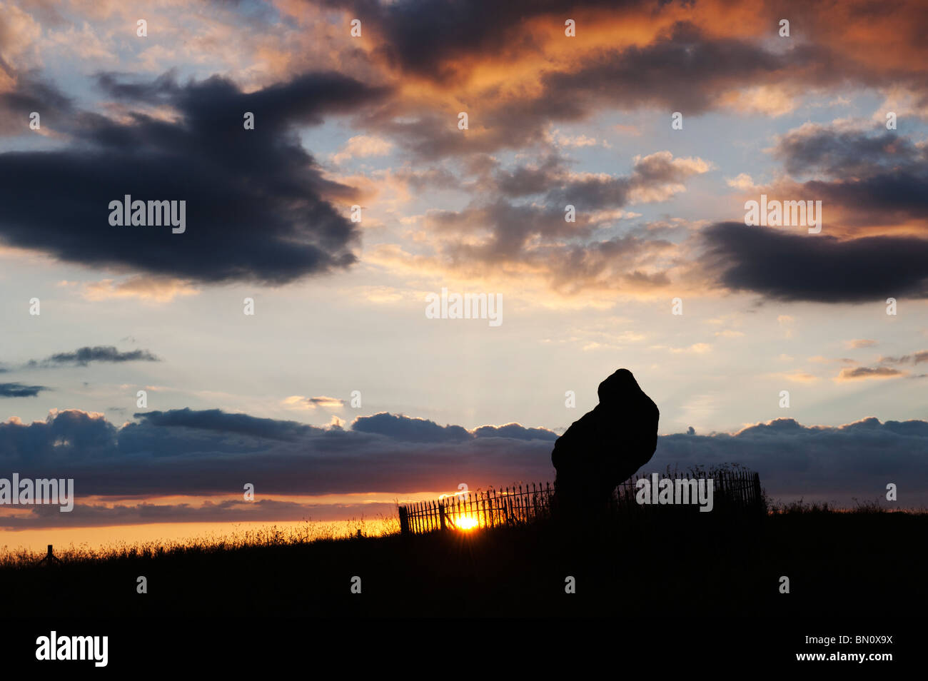 Le Rollright stones, le roi Pierre, Oxfordshire, Angleterre. Silhouette Banque D'Images