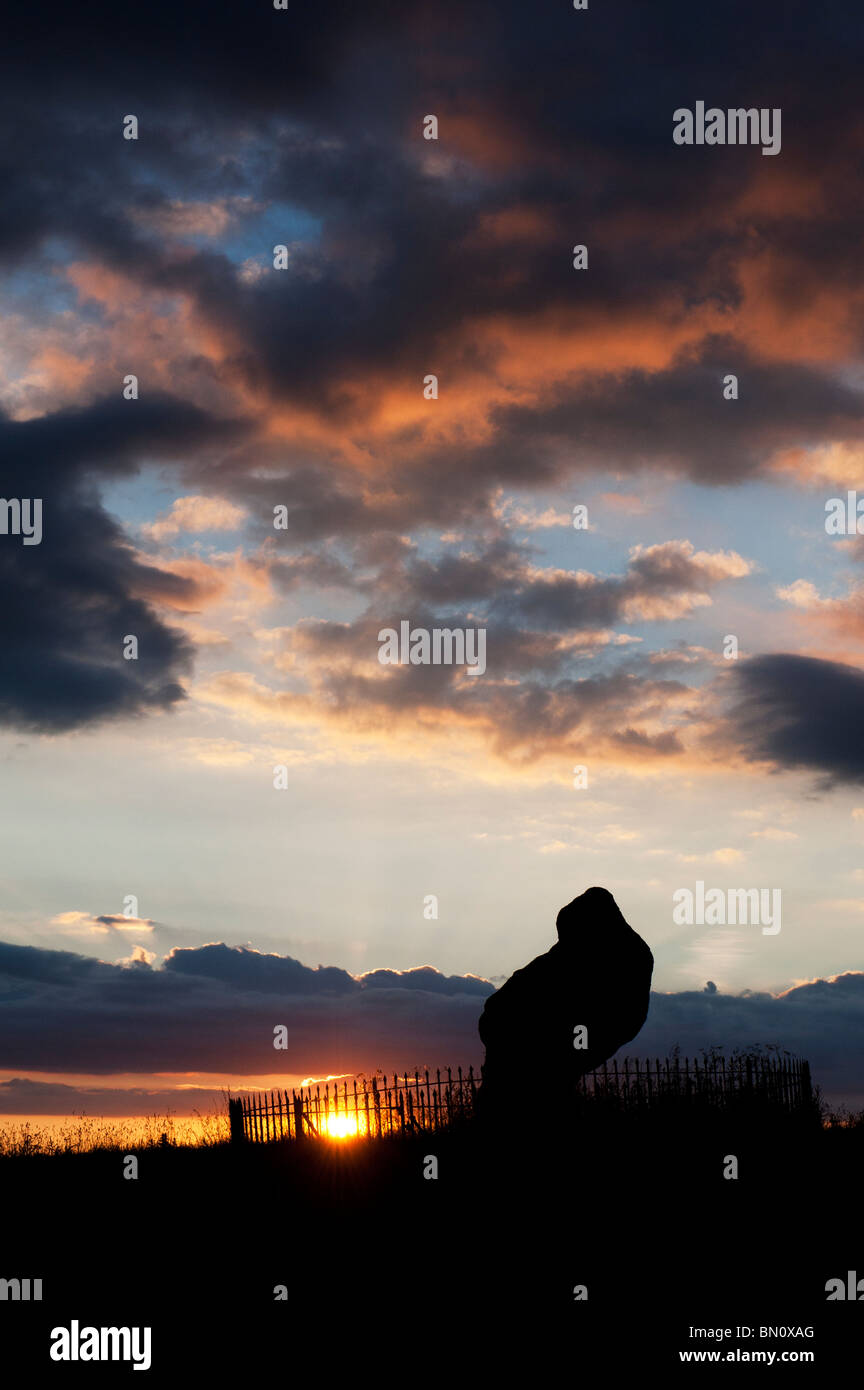 Le Rollright stones, le roi Pierre, Oxfordshire, Angleterre. Silhouette Banque D'Images