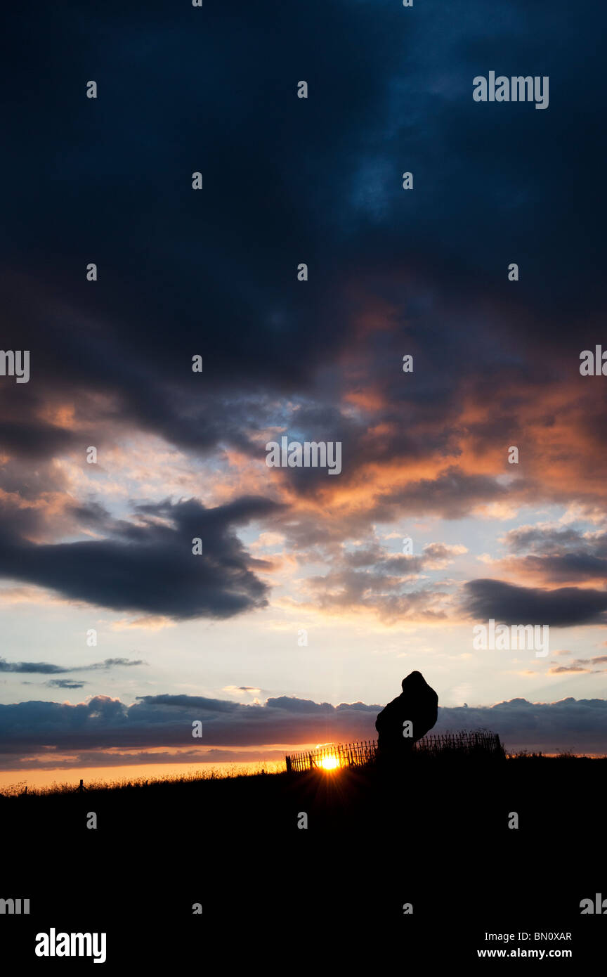 Le Rollright stones, le roi Pierre, Oxfordshire, Angleterre. Silhouette Banque D'Images