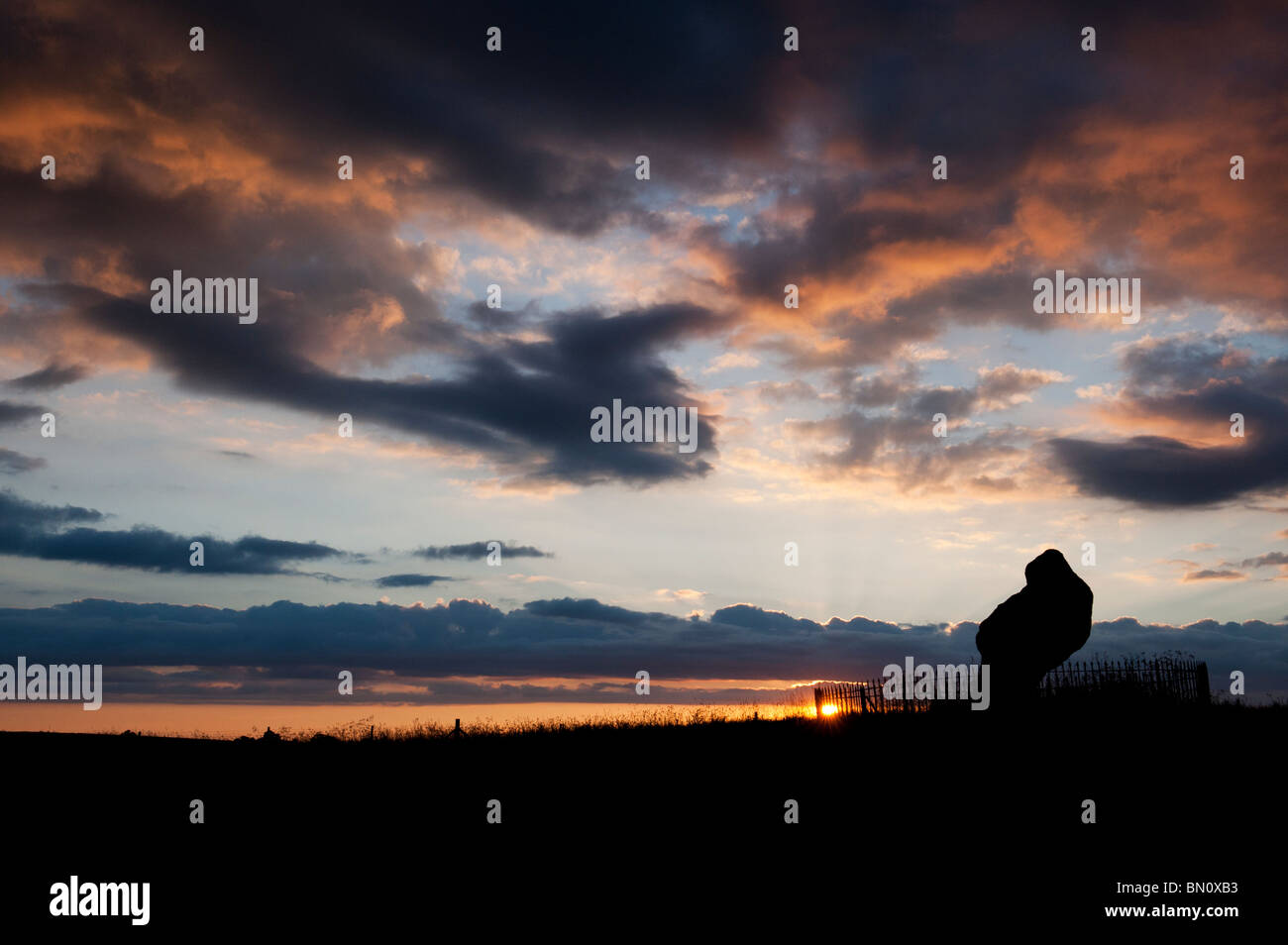 Le Rollright stones, le roi Pierre, Oxfordshire, Angleterre. Silhouette Banque D'Images
