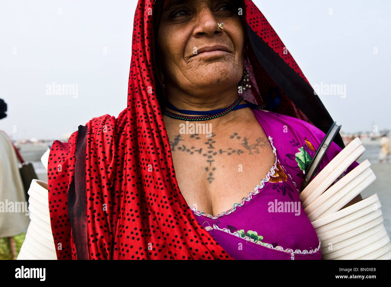 Une femme tribal du Gujarat debout sur la plage de l'île de Gangasagar au cours de l'assemblée annuelle du festival saint qui a lieu en janvier Banque D'Images