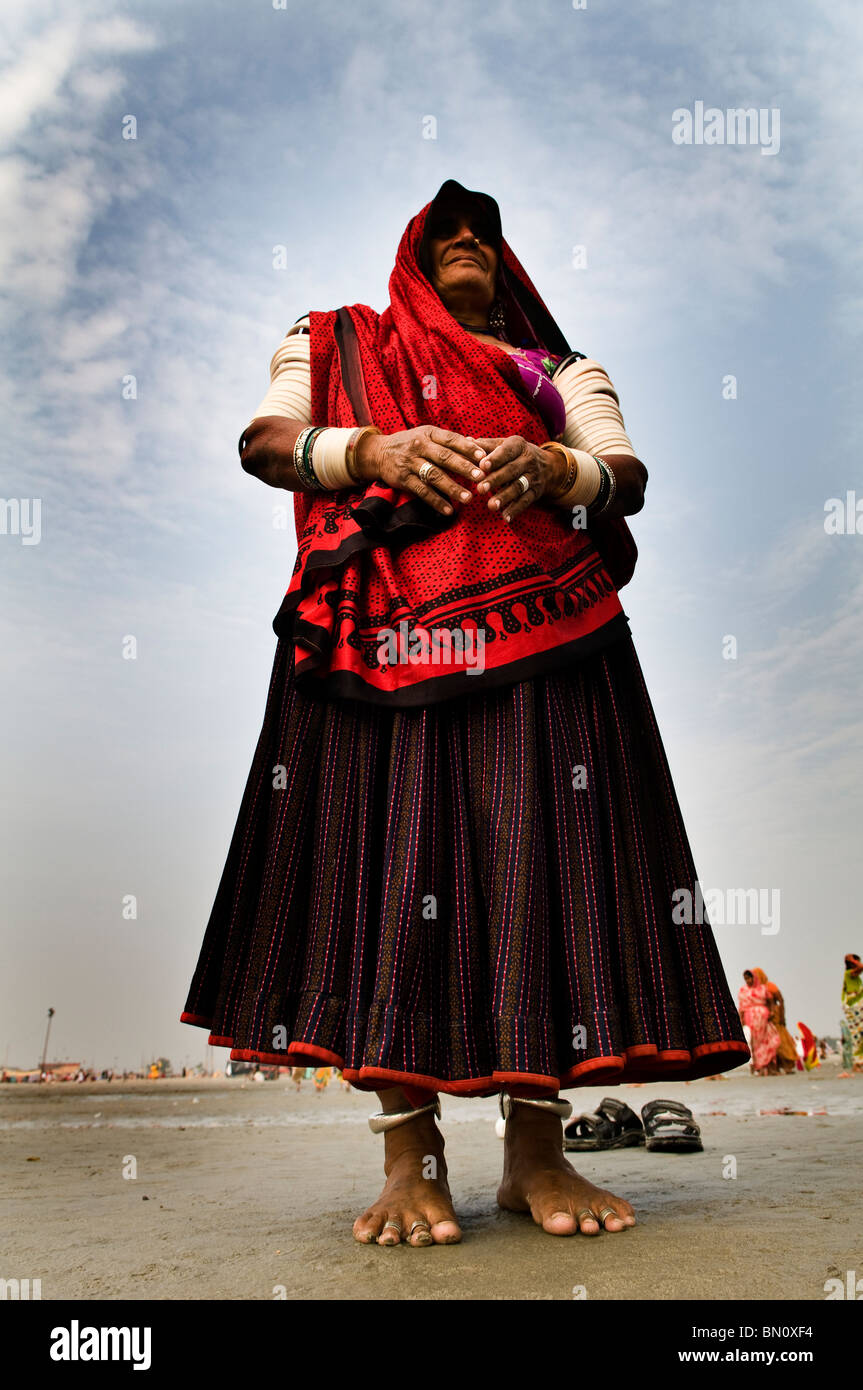 Une femme tribal du Gujarat debout sur la plage de l'île de Gangasagar au cours de l'assemblée annuelle du festival saint qui a lieu en janvier Banque D'Images