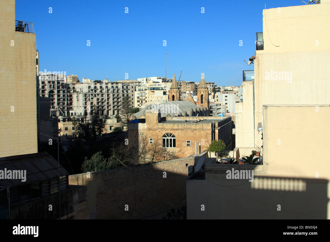 Une vue sur les toits de St Julian, La Valette, Malte Banque D'Images