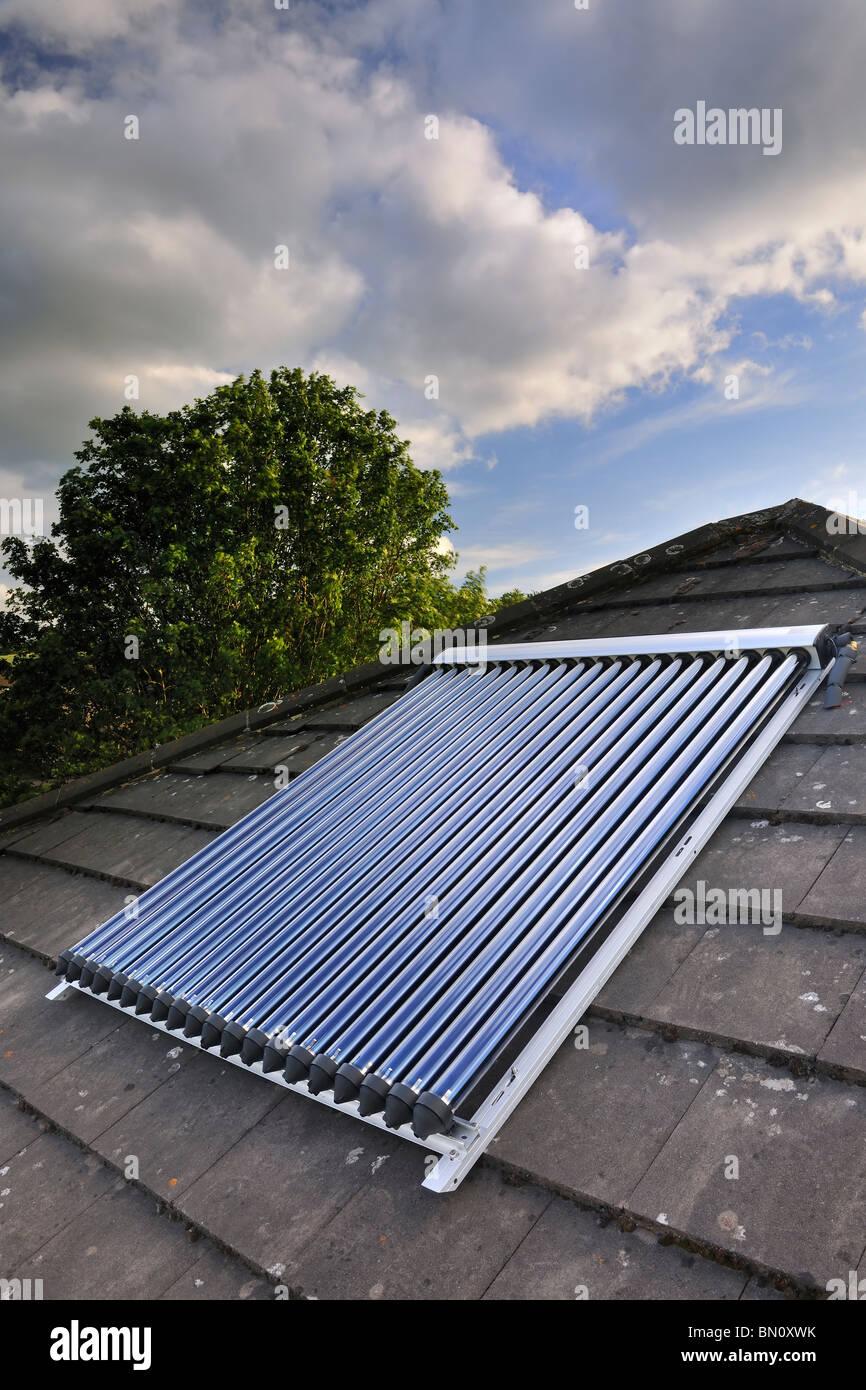 L'énergie solaire. Tubes sous vide solaire/évacué sur un toit de maison domestique au Royaume-Uni Banque D'Images