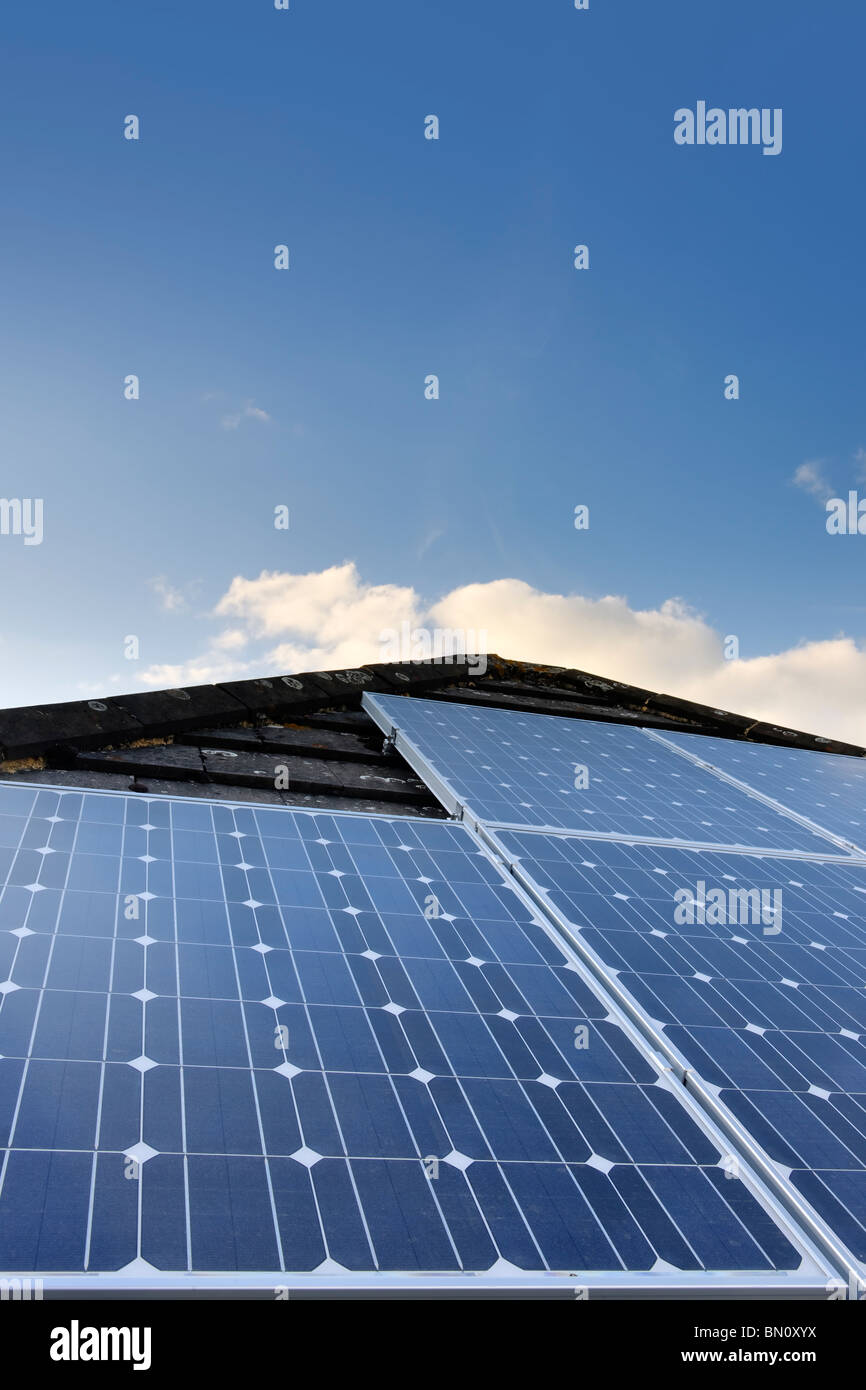 L'énergie solaire. Les cellules photovoltaïques sur un toit de maison domestique au Royaume-Uni Banque D'Images