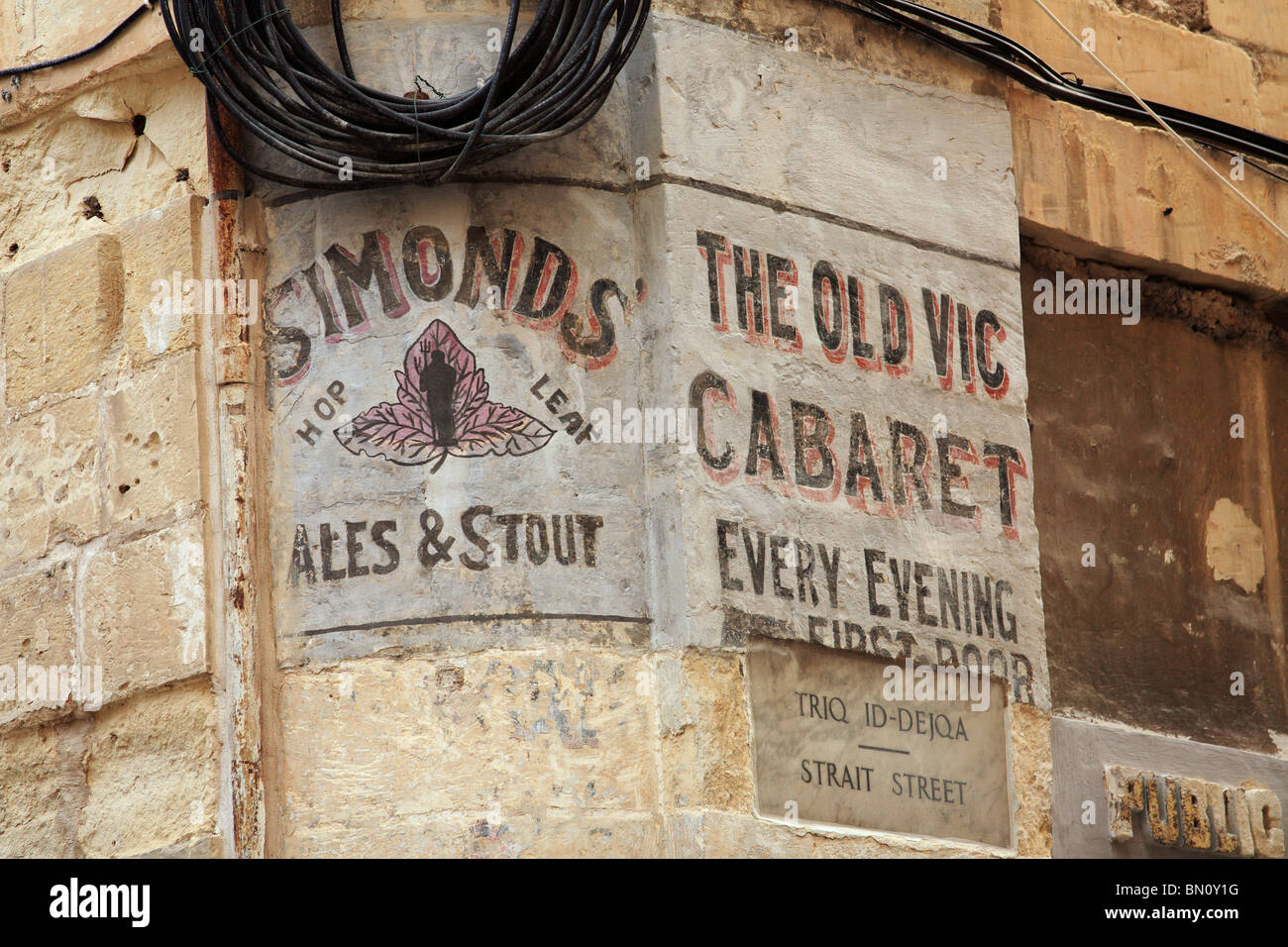 La Valette, Malte. Vieux Mur peint annonce pour Simmonds ales et de l'Old Vic et Stouts Cabaret Banque D'Images