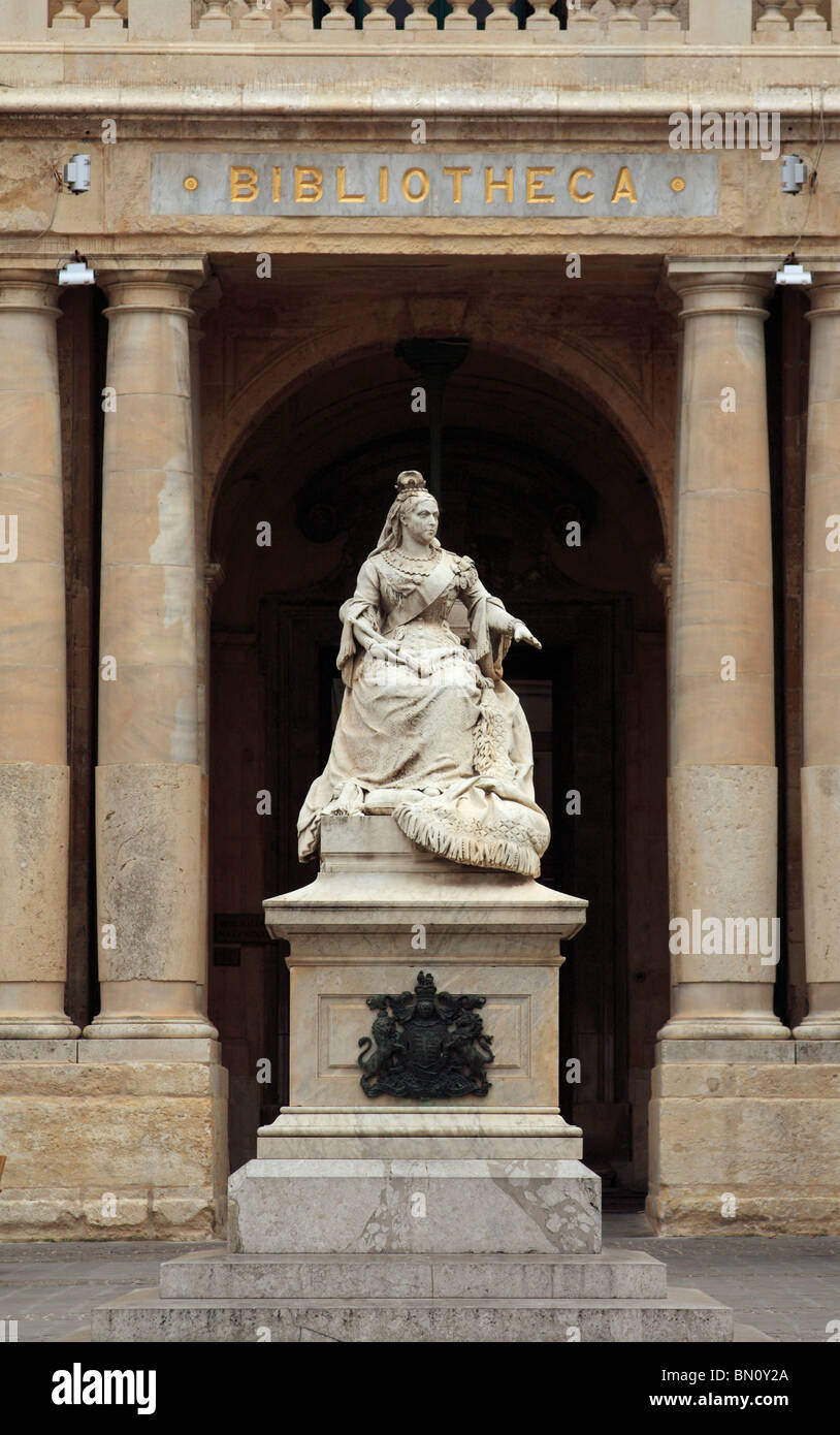 Une statue de la Reine Victoris se trouve en face de la bibliothèque ou une bibliothèque publique, La Valette, Malte Banque D'Images