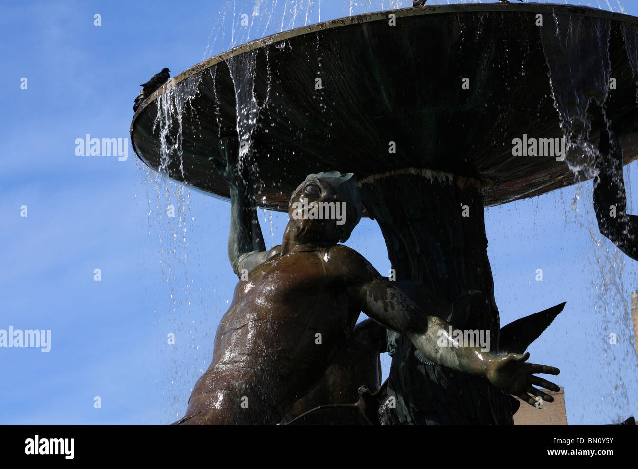 La fontaine du Triton, La Valette, île de Malte. En cascade de l'eau sur les statues de Triton. Banque D'Images