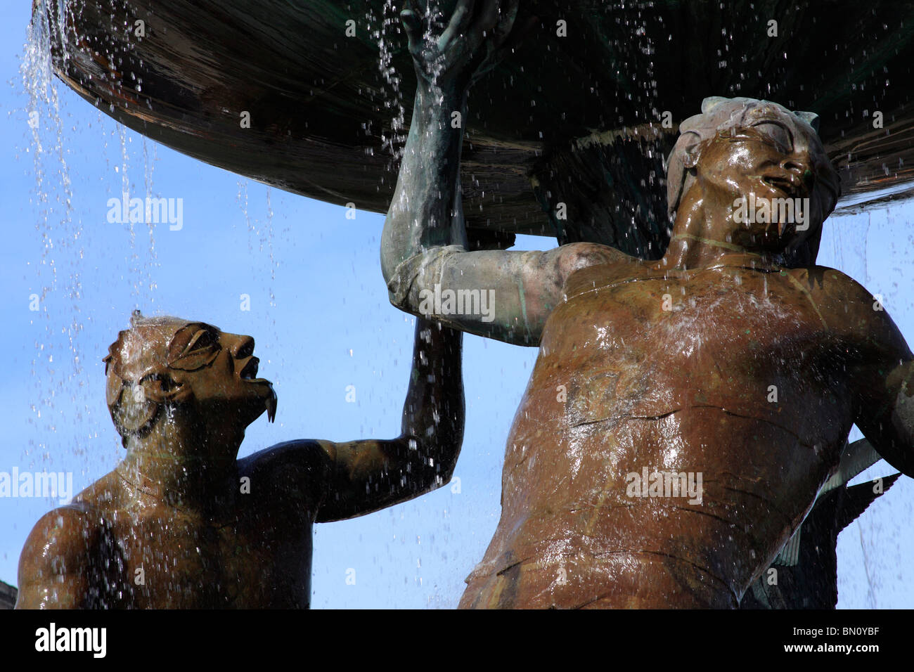 La fontaine du Triton, La Valette, île de Malte. Cascades d'eau d'un bol sur la tête de deux figures représentant Triton Banque D'Images