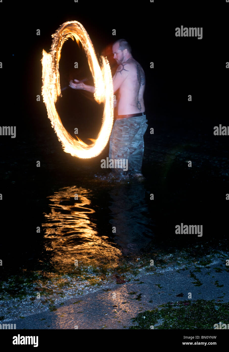 Les spectacles de danse de feu sur Golden Jardins Plage à Seattle Washington Banque D'Images