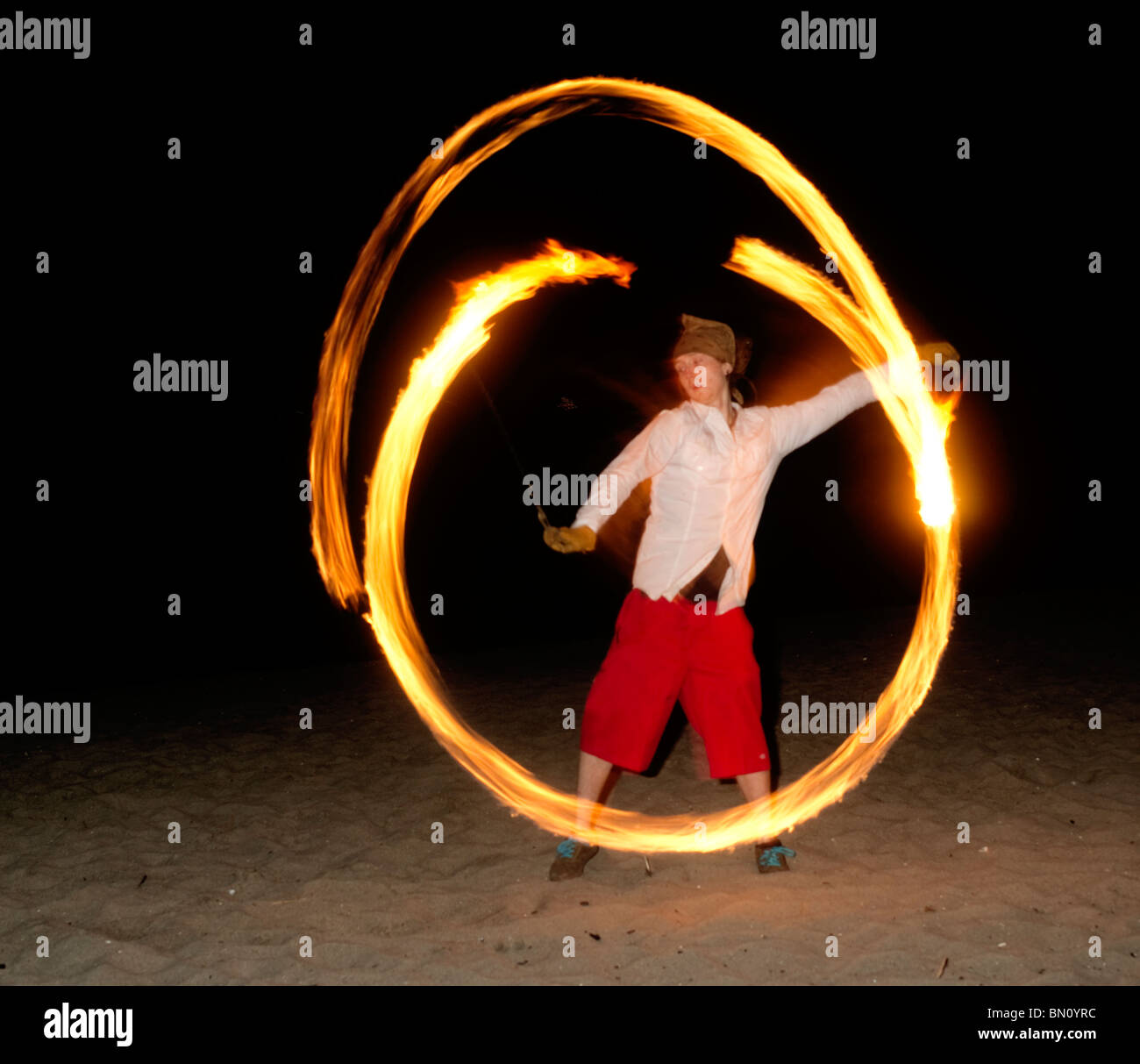 Les spectacles de danse de feu sur Golden Jardins Plage à Seattle Washington Banque D'Images