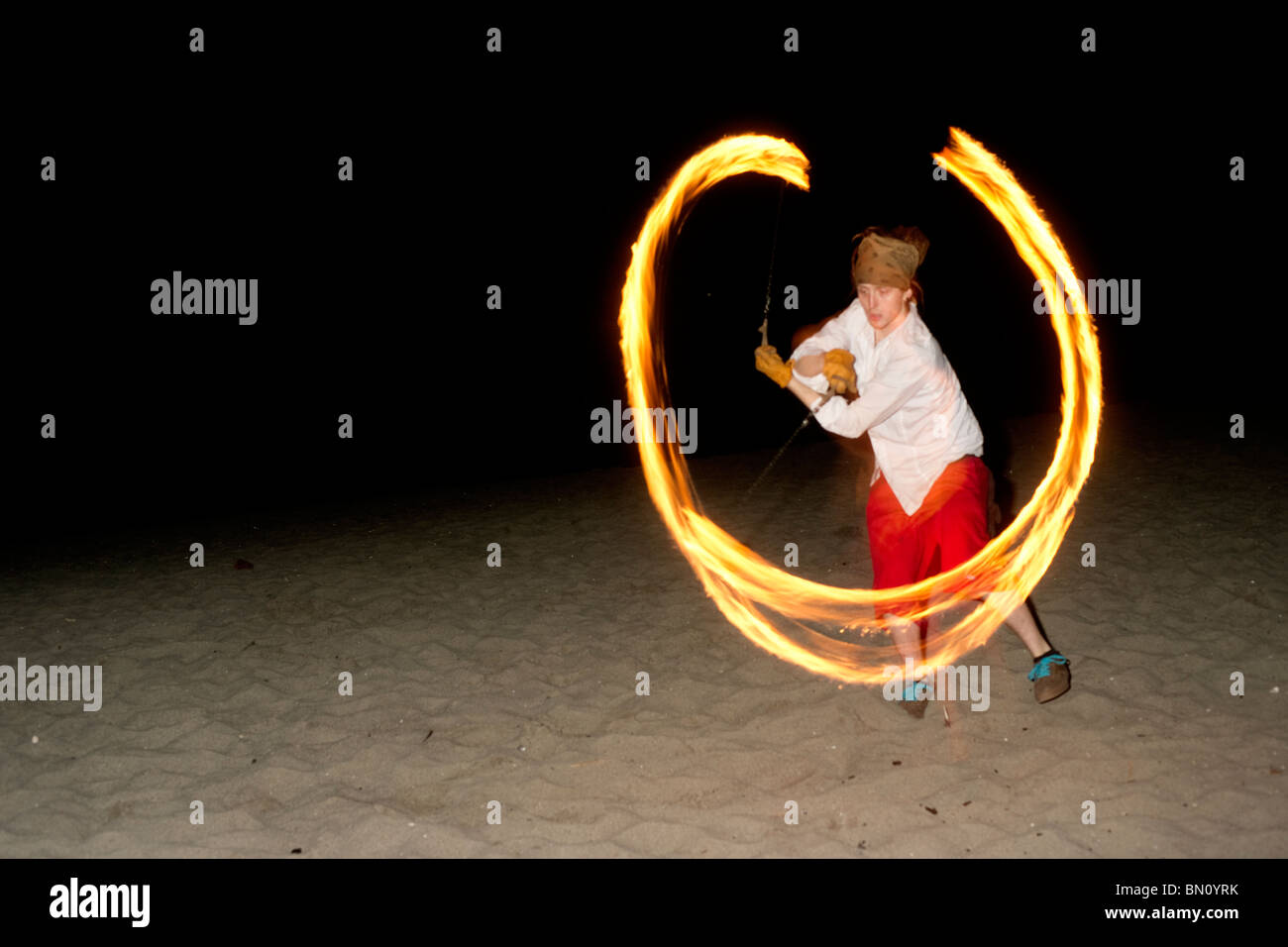 Les spectacles de danse de feu sur Golden Jardins Plage à Seattle Washington Banque D'Images