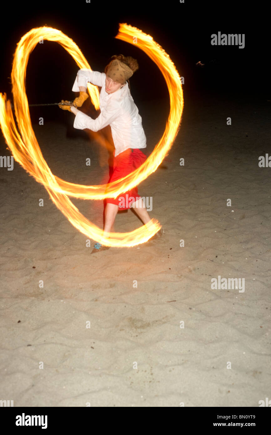 Les spectacles de danse de feu sur Golden Jardins Plage à Seattle Washington Banque D'Images