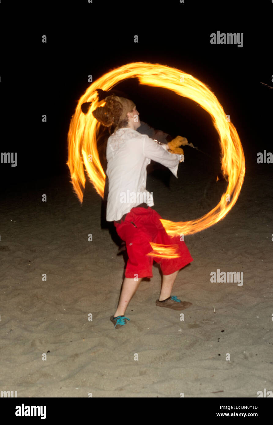 Les spectacles de danse de feu sur Golden Jardins Plage à Seattle Washington Banque D'Images