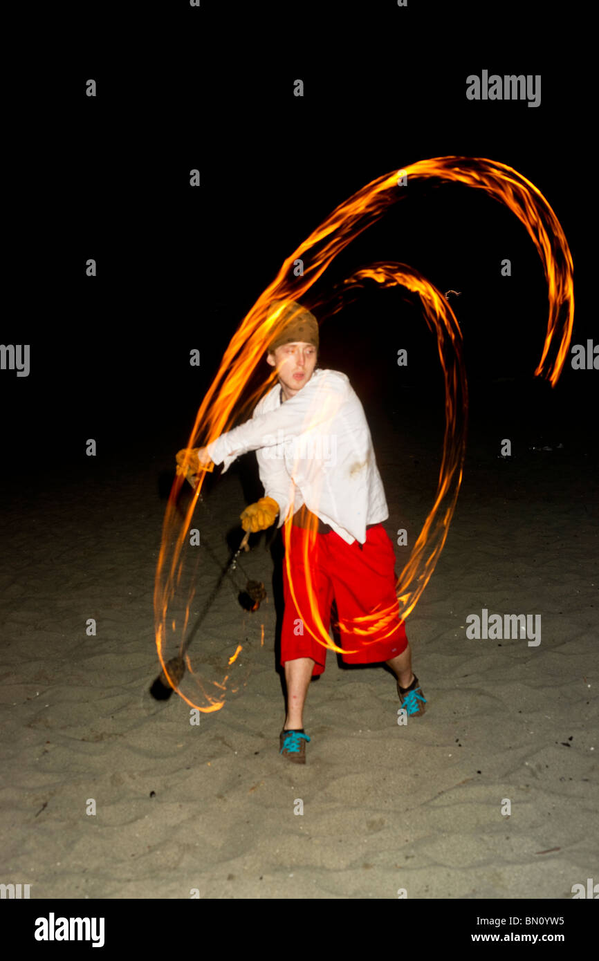 Les spectacles de danse de feu sur Golden Jardins Plage à Seattle Washington Banque D'Images