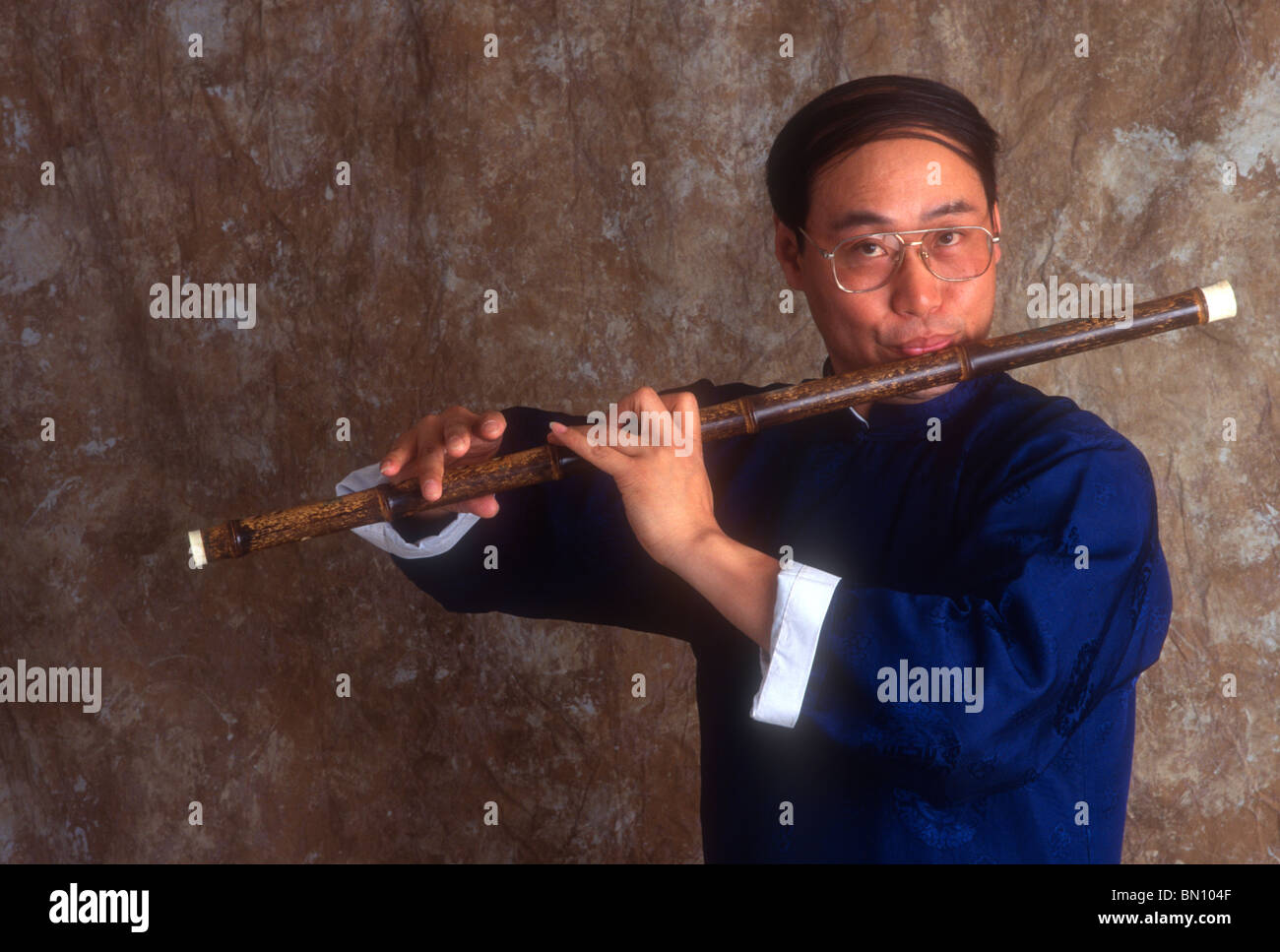 Musicien chinois jouant flute Banque D'Images