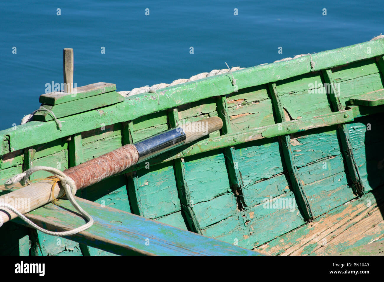 Un bateau à rames en bois vert dans le port de Marsaxlokk, Malte Banque D'Images
