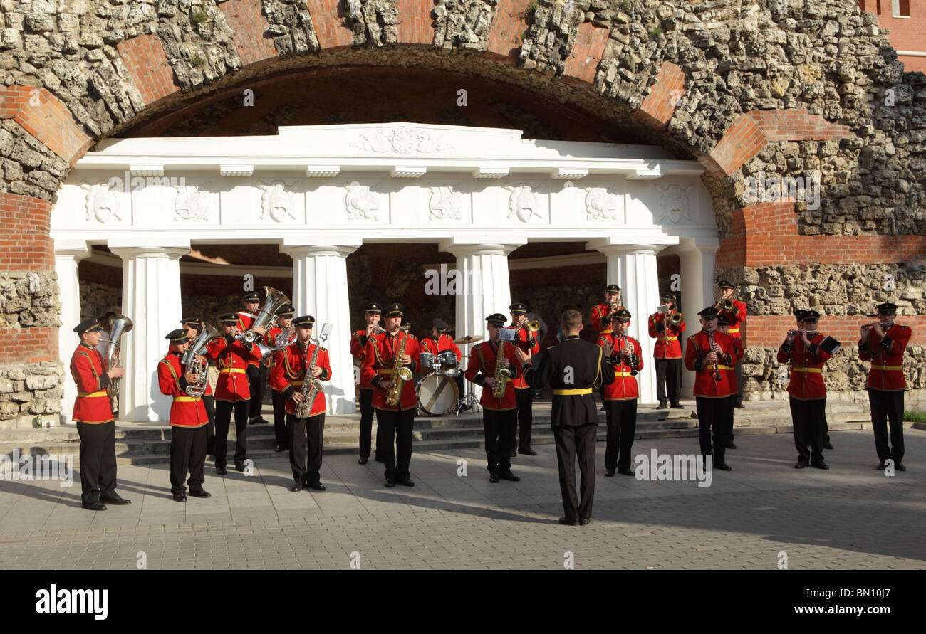 Wind band militaire dans jardin d'Alexandre contre les murs du Kremlin, Moscou, Russie Banque D'Images