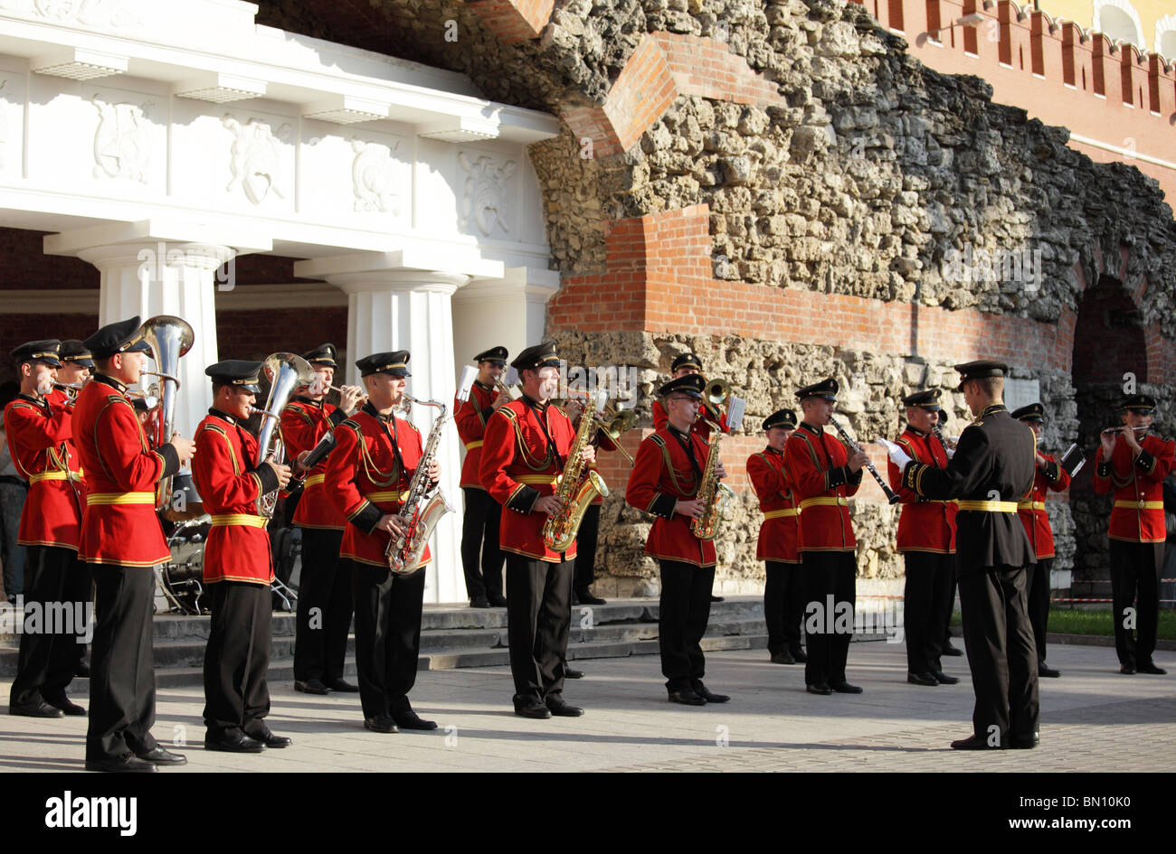 Wind band militaire dans jardin d'Alexandre contre les murs du Kremlin, Moscou, Russie Banque D'Images