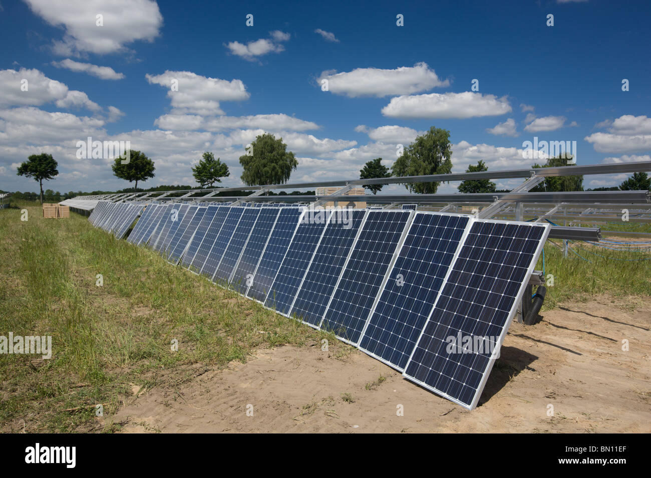 La construction d'une ferme solaire - modules d'installation en attente Banque D'Images