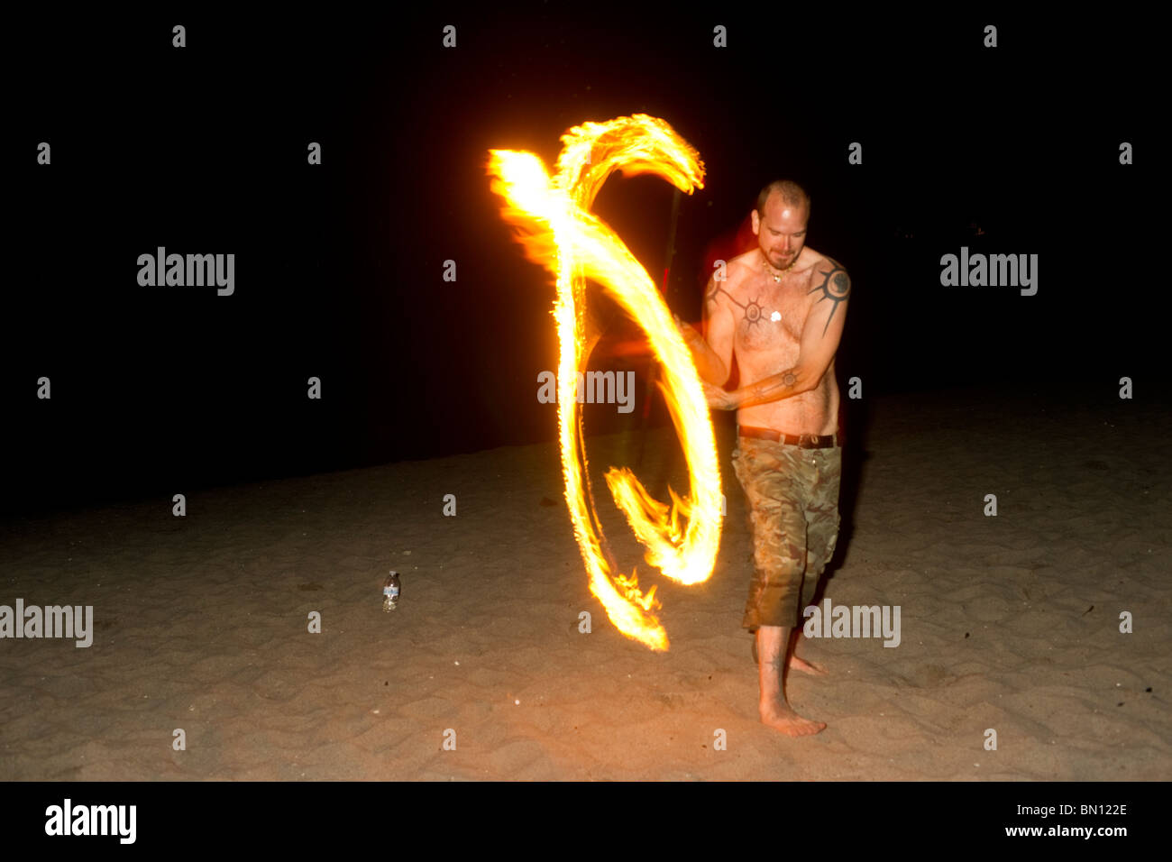 Les spectacles de danse de feu sur Golden Jardins Plage à Seattle Washington Banque D'Images