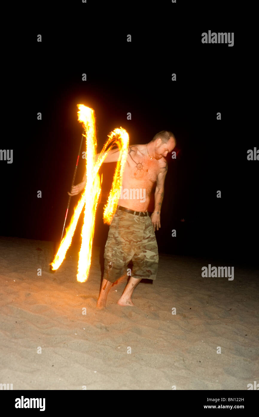 Les spectacles de danse de feu sur Golden Jardins Plage à Seattle Washington Banque D'Images