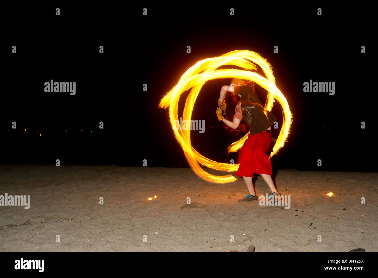Les spectacles de danse de feu sur Golden Jardins Plage à Seattle Washington Banque D'Images