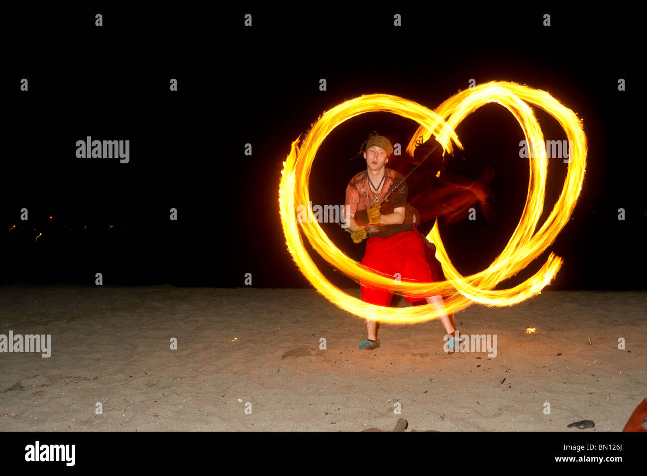 Les spectacles de danse de feu sur Golden Jardins Plage à Seattle Washington Banque D'Images