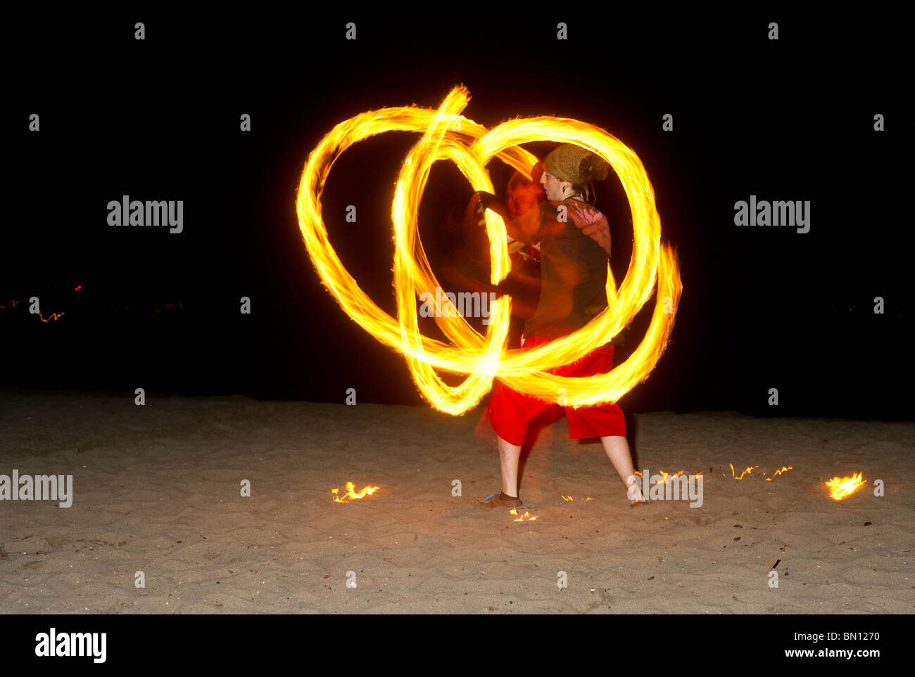 Les spectacles de danse de feu sur Golden Jardins Plage à Seattle Washington Banque D'Images