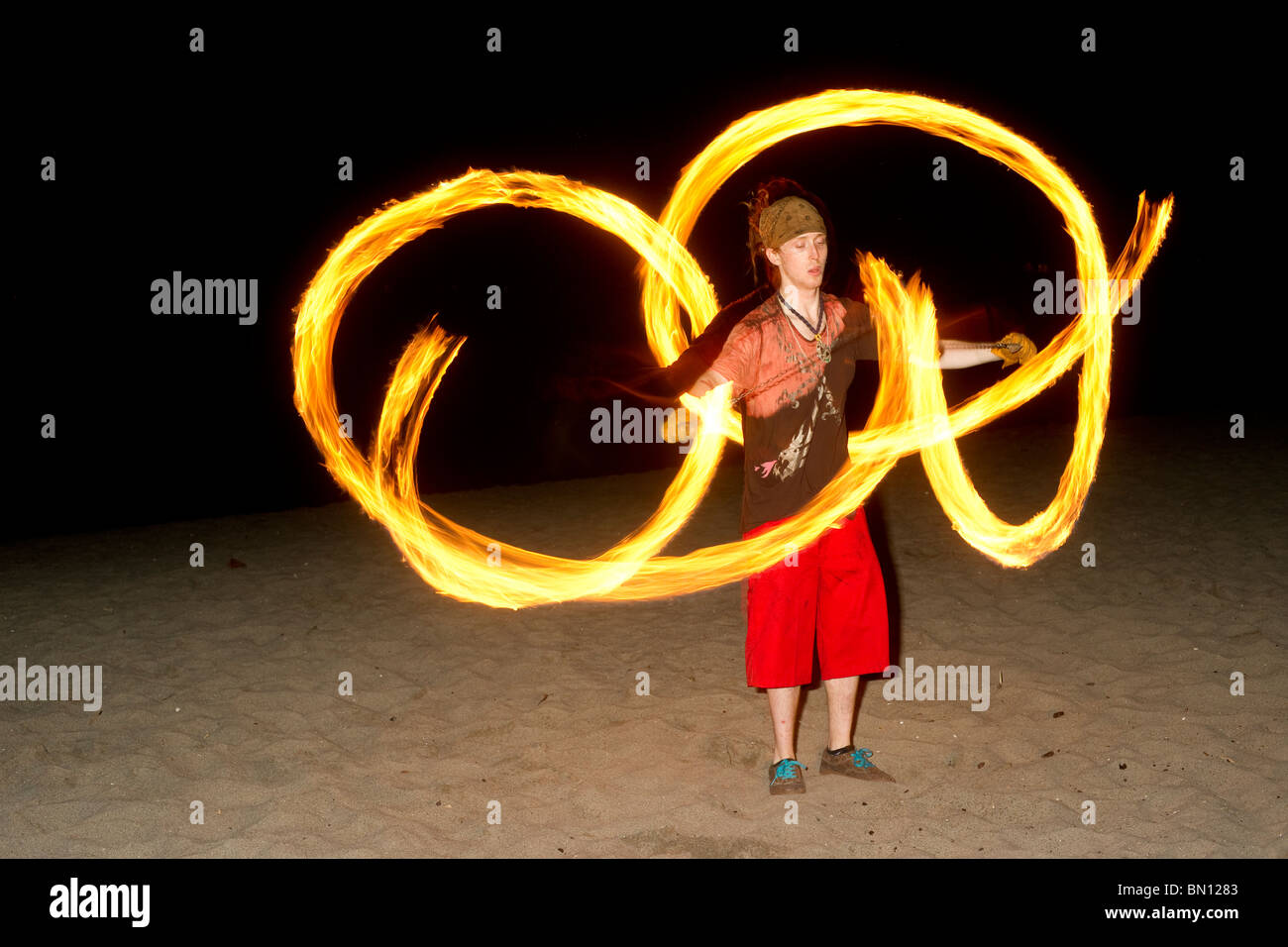 Les spectacles de danse de feu sur Golden Jardins Plage à Seattle Washington Banque D'Images
