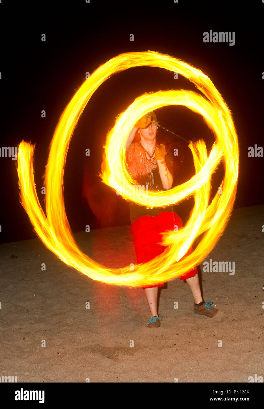 Les spectacles de danse de feu sur Golden Jardins Plage à Seattle Washington Banque D'Images